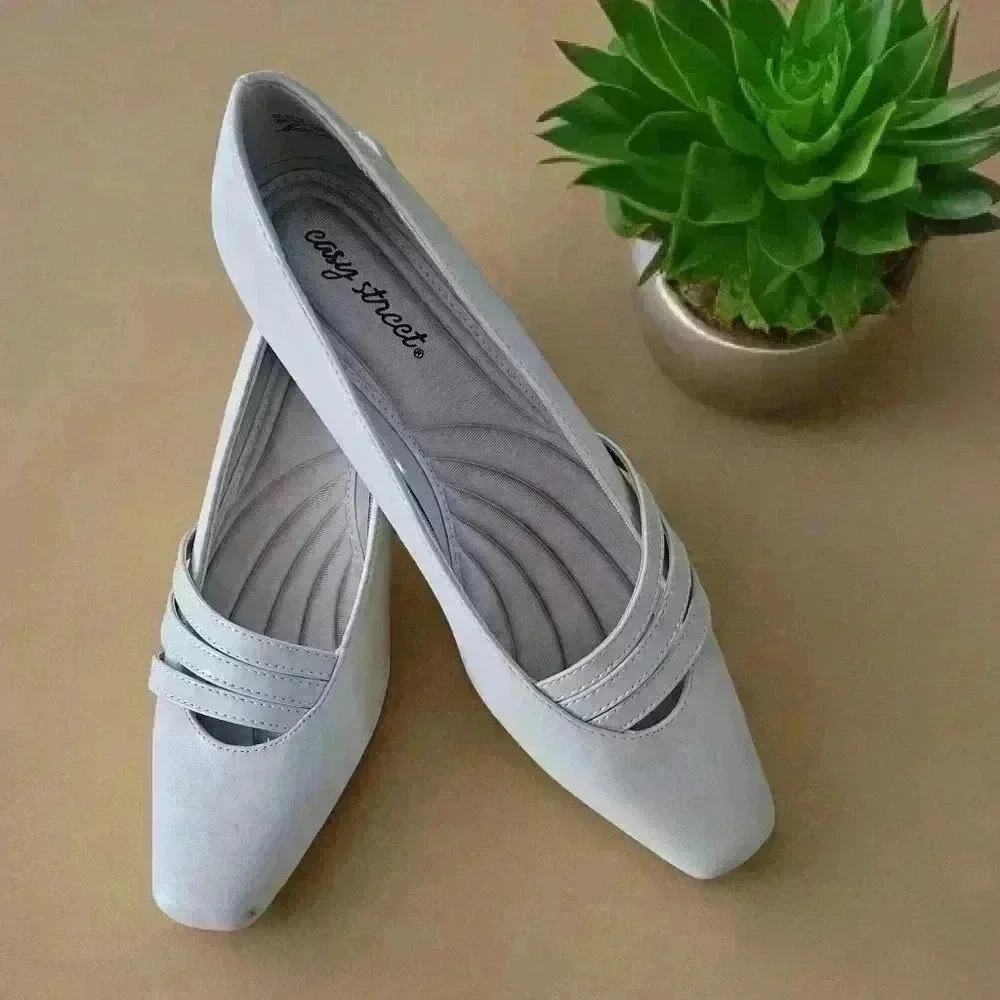 EASY STREETEntice Women's Squared Toe Pumps  size 9M Cream